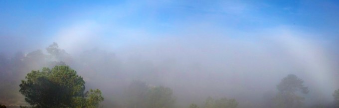 A non-spectral fogbow—the mist and a dancing arc of sunlight 