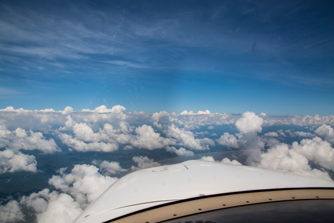 Memphis Center, Cirrus 1TT is VMC at 9,500