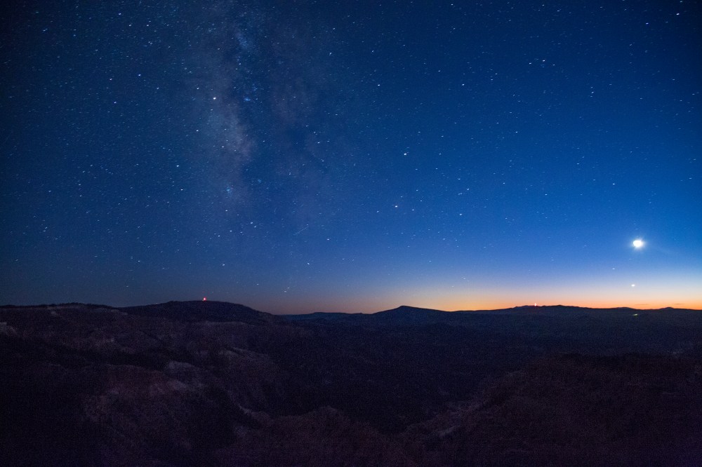 milky-way-moon-and-planet-setting
